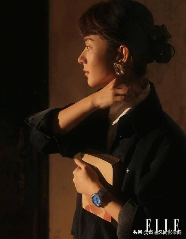 原創趙麗穎開年王炸！三登 ELLE 二月刊，復古光影裡藏著女性力量的答案