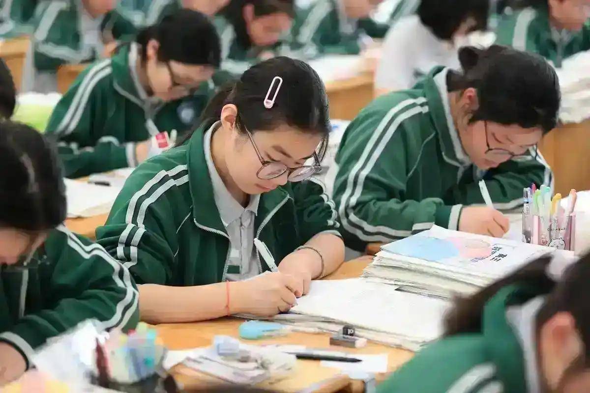 原創多所大學出臺嚴格考核制度政策：幾十位大學教師崗位降級