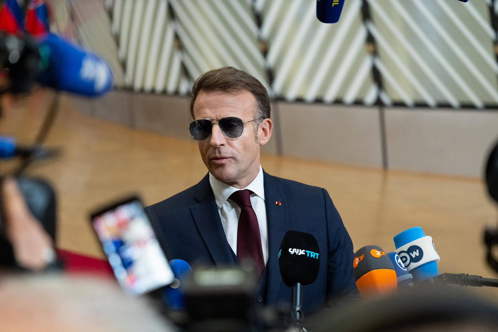 馬克龍達沃斯論壇戴墨鏡成“帶貨明星”，眼鏡公司：接到大量“求同款”訂單