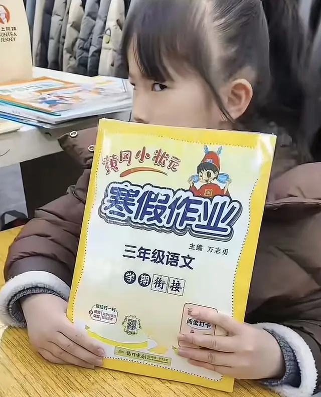 原創離春節還剩21天，廣東8歲女孩闖大禍，拆快遞氣哭，網友卻笑出淚