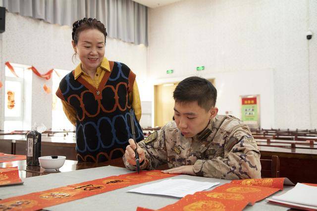墨香潤軍營！武警官兵與書法家共寫新年