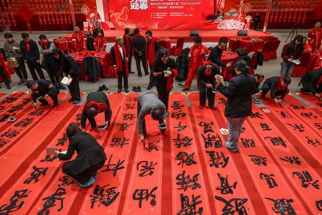 大慶油田：萬福迎春送墨香 書法公益暖職工