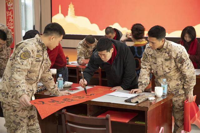 墨香潤軍營！武警官兵與書法家共寫新年