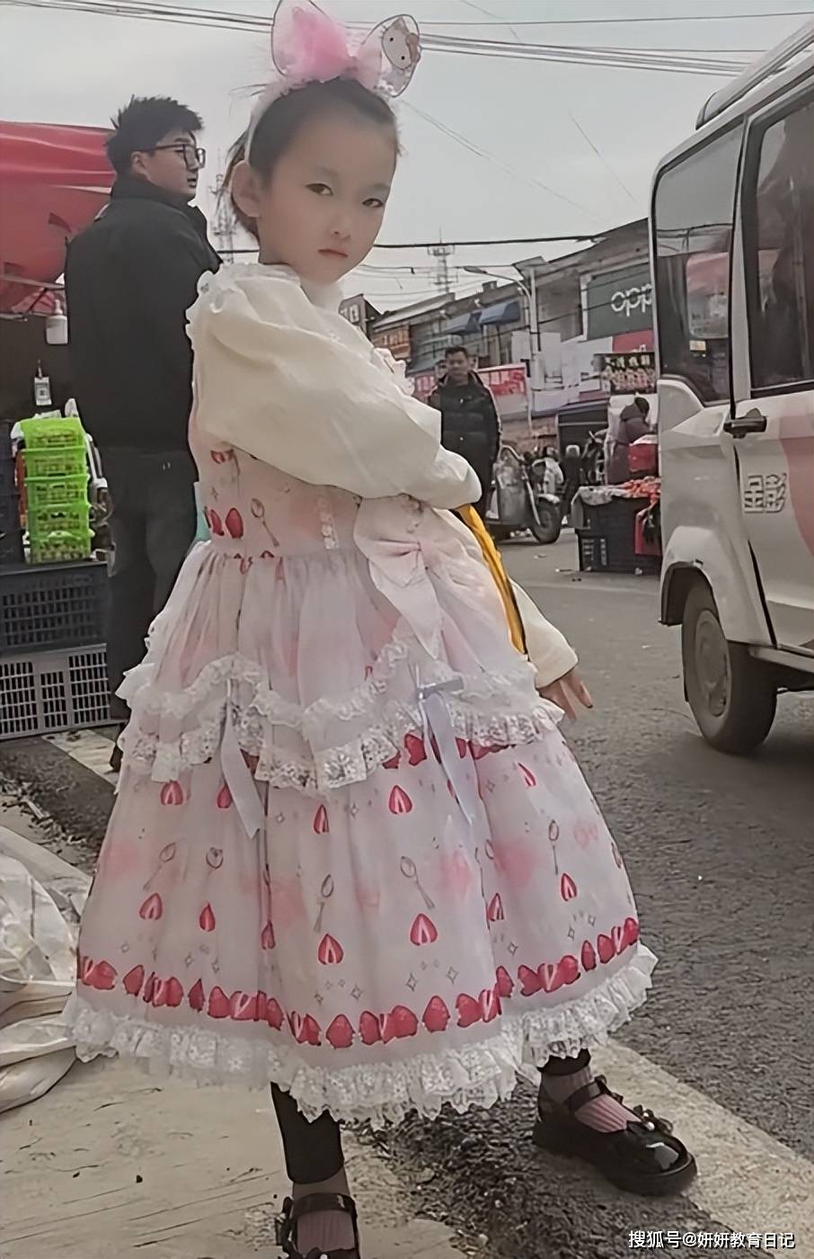 原創“只有窮人能理解窮人”，一千塊女童連衣裙評論區，大學生覺醒了