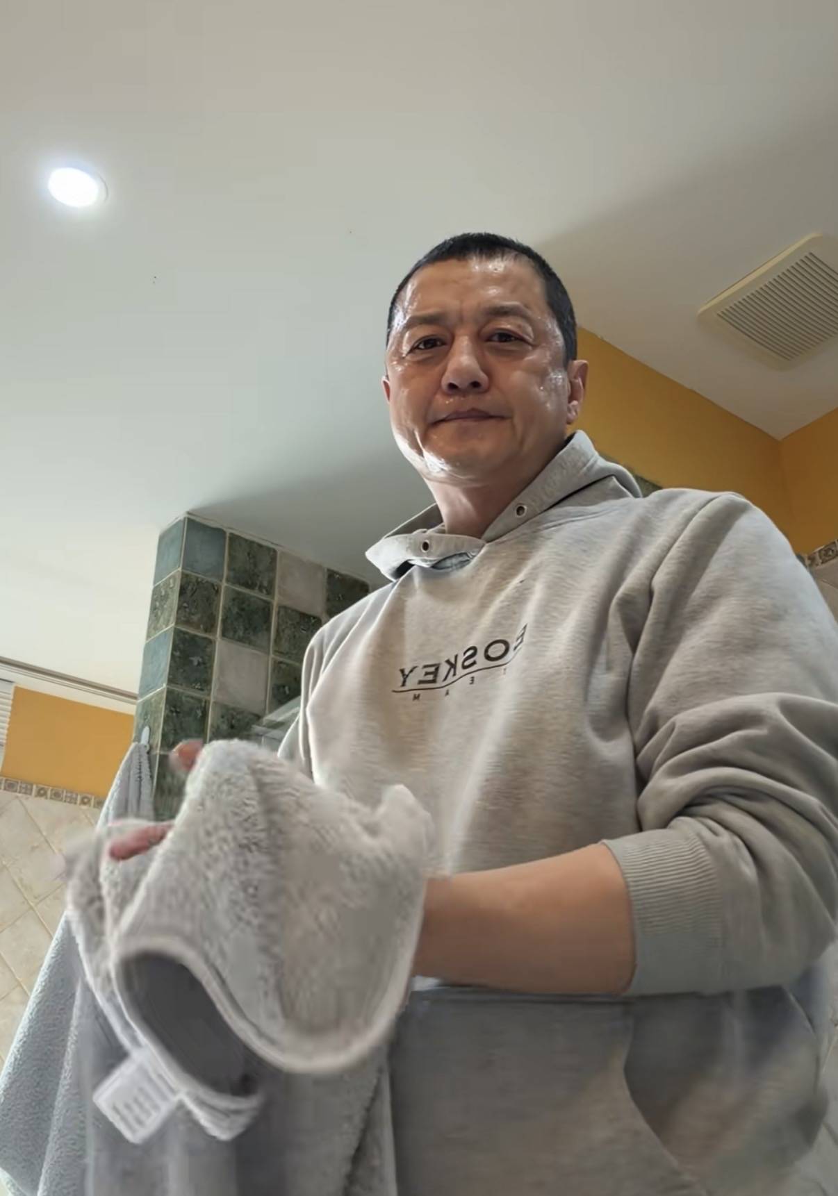 原創李亞鵬母子北京過元宵節，住100平小房傢俱很老氣，裝修像30年前