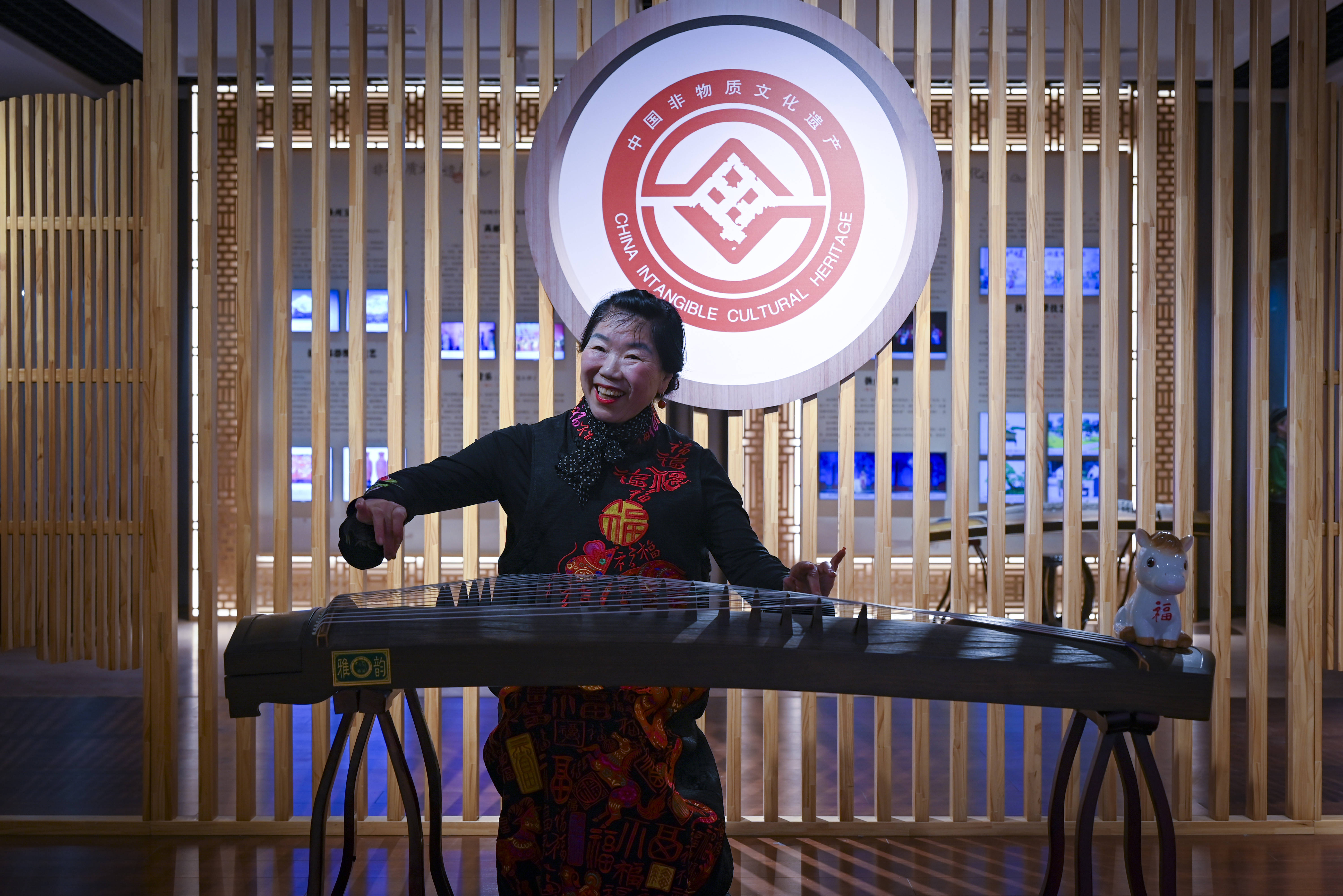 原創[文化揚州]歡天喜地迎馬年！當刺繡華服邂逅非遺與書畫