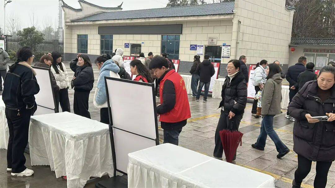 圓滿成功！穀城經開區精準扶貧易地搬遷專場招聘會為就業搭橋，為民生助力