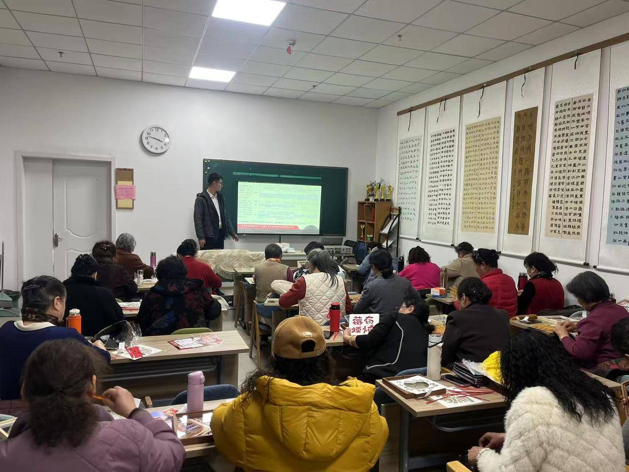 中國人壽泰山區支公司走進老年大學宣講2026年泰安市民保