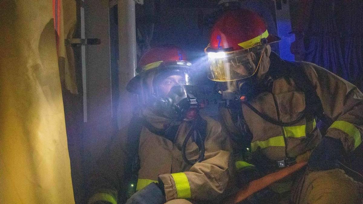 原創大火燒超30小時！福特號內部慘狀曝光，600人只能睡地板