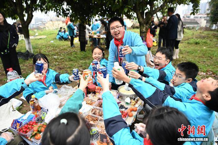 燙火鍋吃燒烤 重慶小學生樂享校園野炊時光