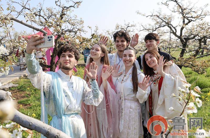 山東滕州：外國留學生體驗“漢服尋春”文化活動