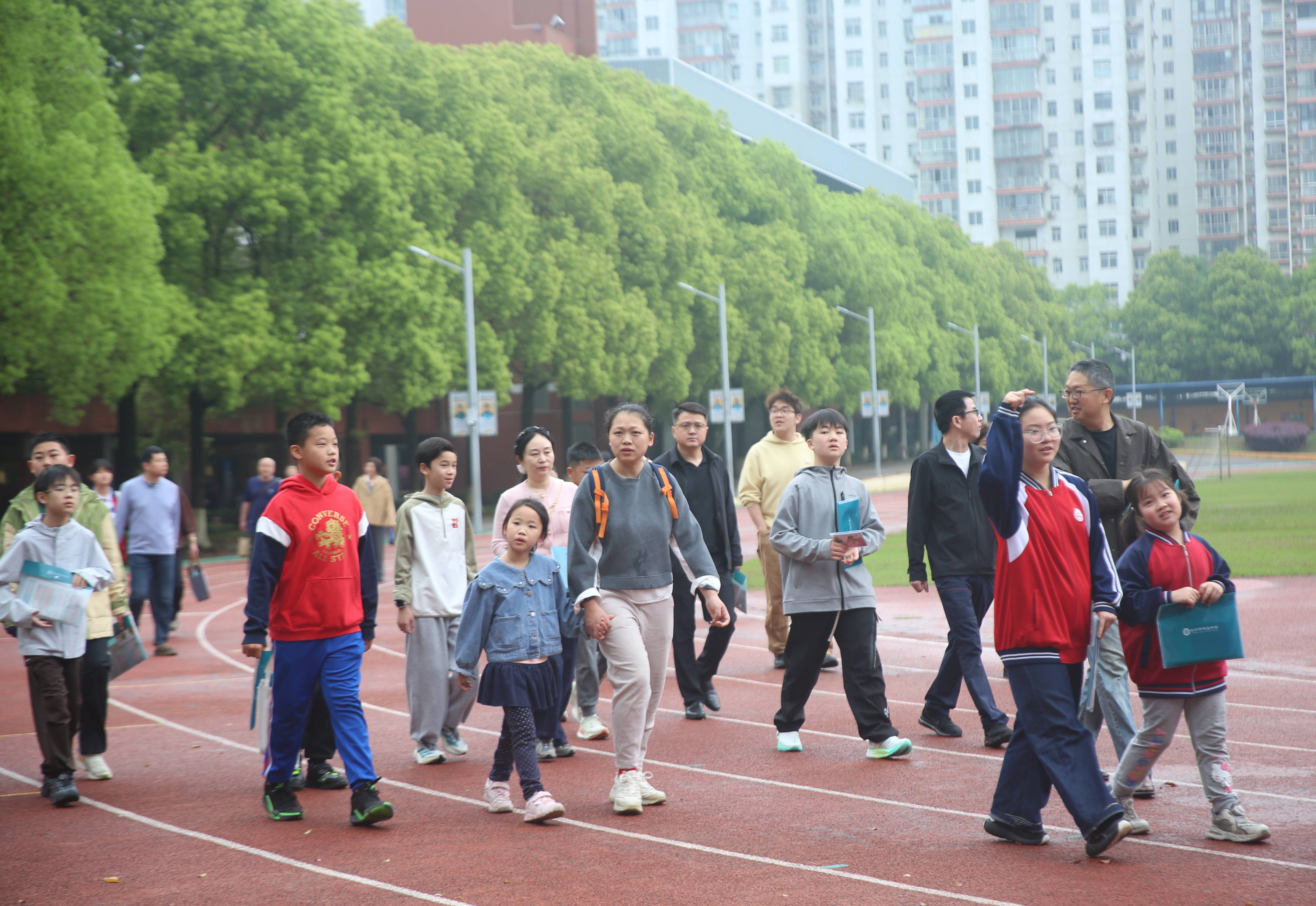 華益中學校園開放日，迎來近1000組準初中生家庭