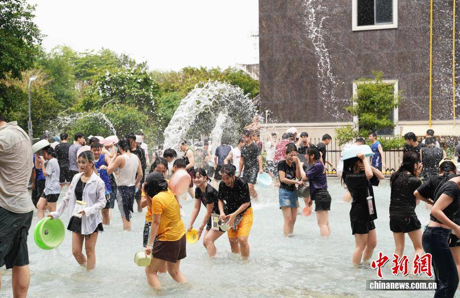 東盟留學生廣西歡度潑水節