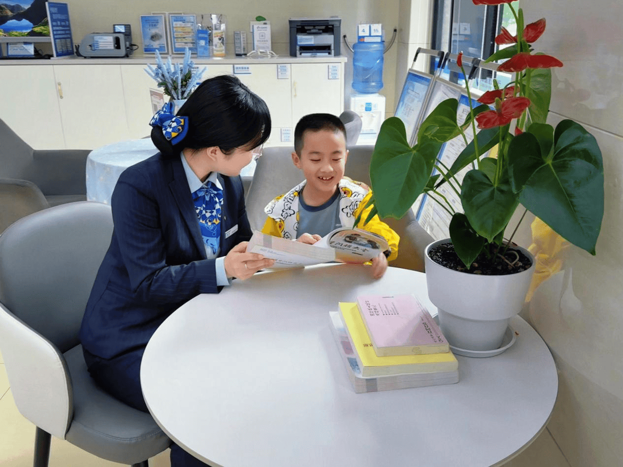 墨香裡的港灣——建行湖南省分行“勞動者港灣”圖書角側記