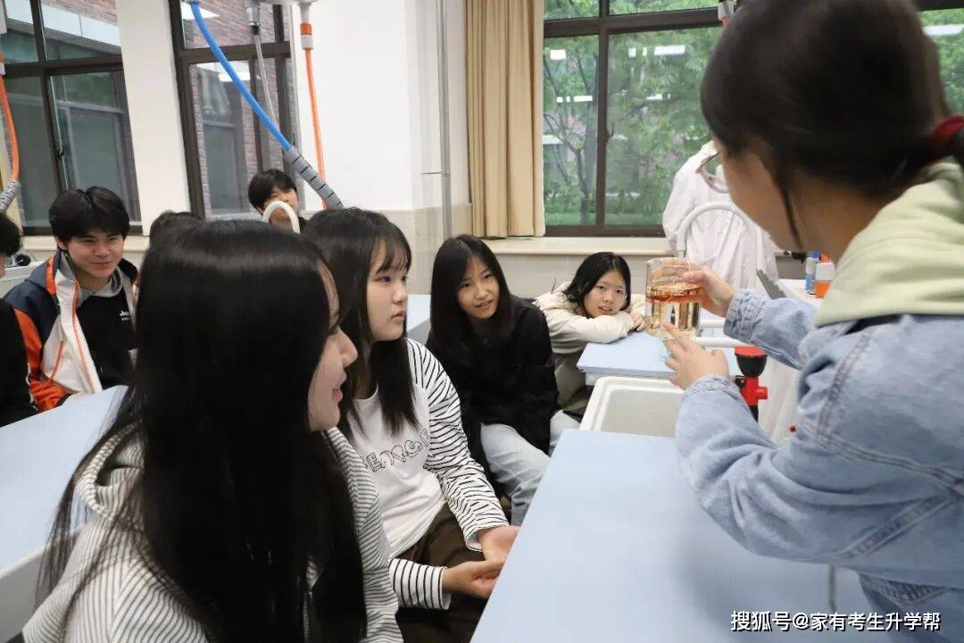 看見科學、化啟未來，鄭州大學化學學院走進鄭州中學開展科普實踐活動紀實