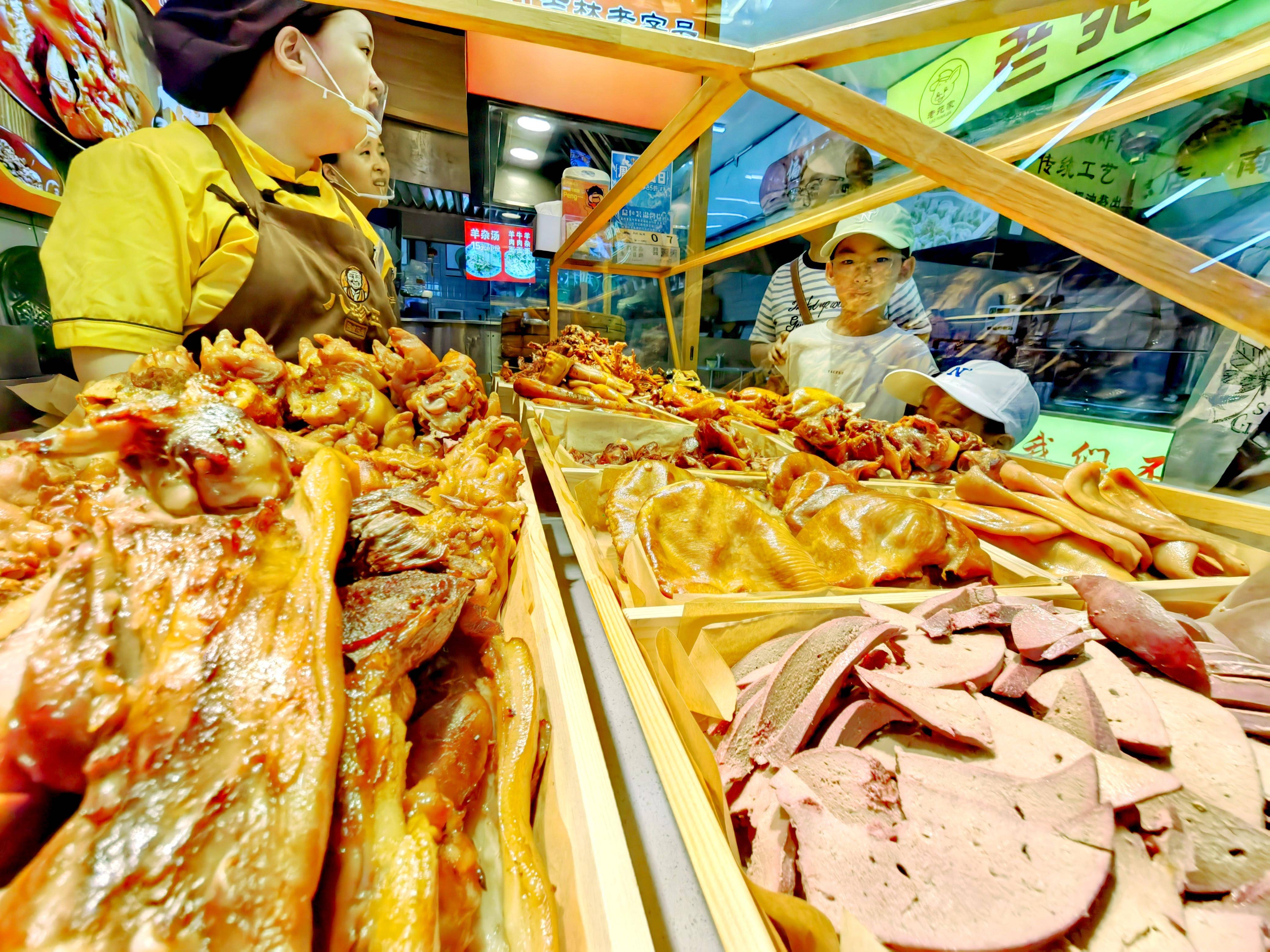遊客扎堆菜市場 吃午餐品美食