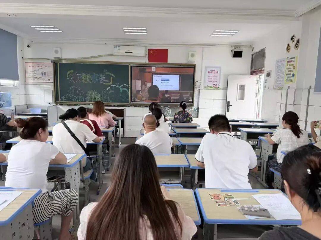 “築愛萬家·為愛賦能”家長成長課堂走進黔靈小學、金關小學