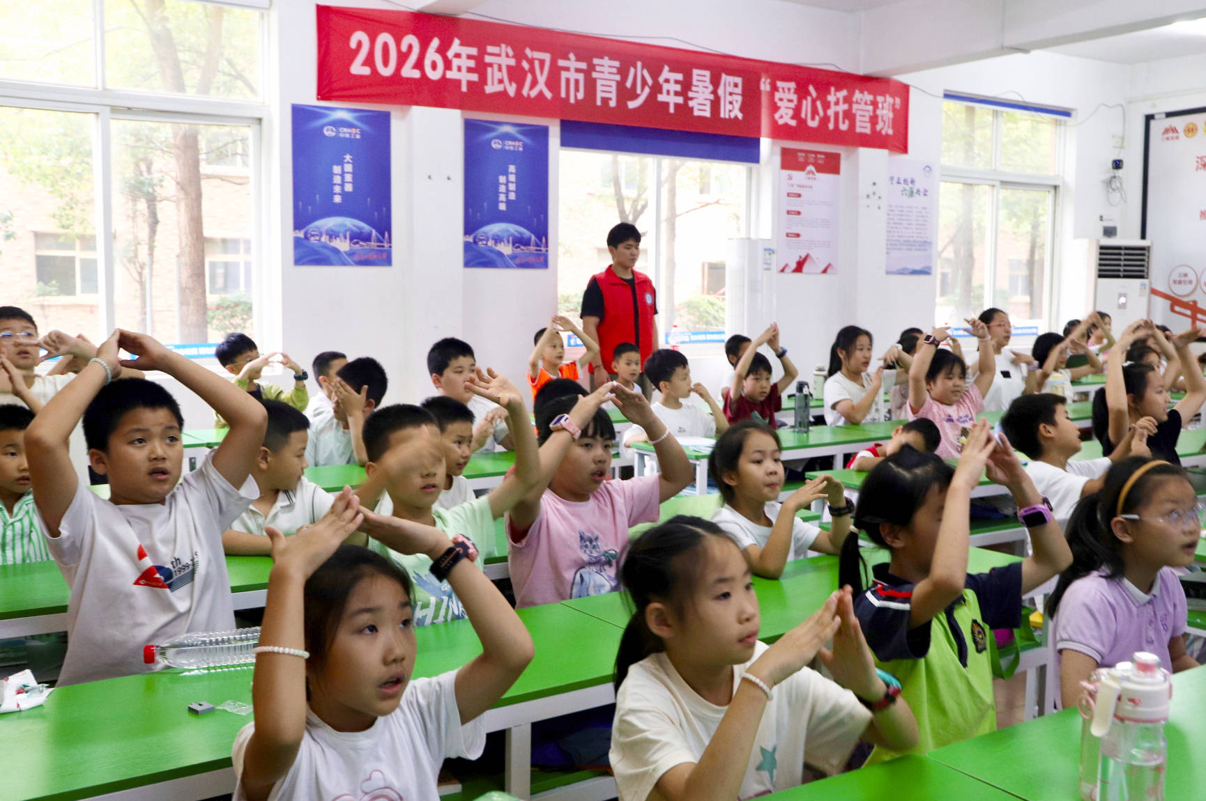 童聲嘹亮唱響《強軍戰歌》，大學生志願者的這堂“紅色託管課”在孩子心中種下萬里河山