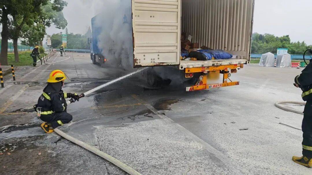 湖北境內高速一快遞車起火！速查你的物流資訊