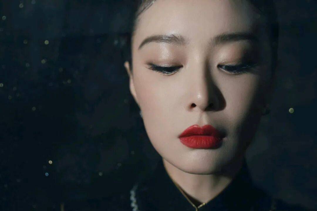 原創高葉的“大嫂”美學到底有多絕？深藍星河與黑金刺繡，把高階感拿捏得死死的！