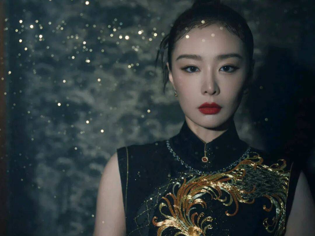 原創高葉的“大嫂”美學到底有多絕？深藍星河與黑金刺繡，把高階感拿捏得死死的！