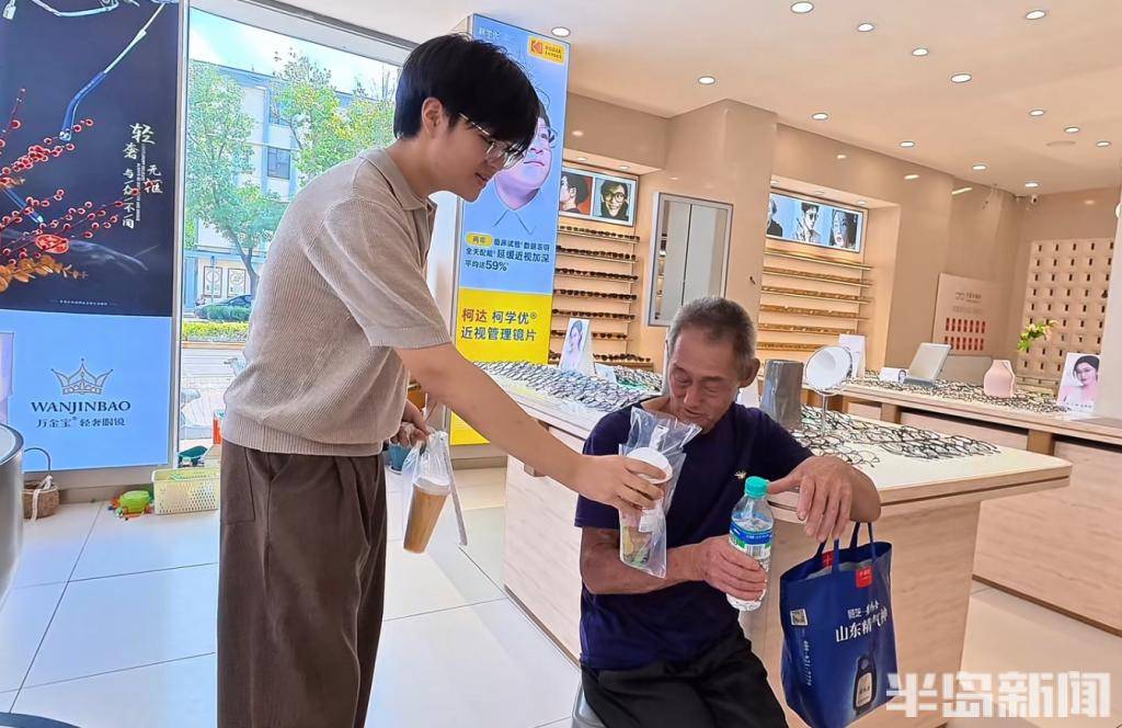 青島故事 | 75歲老人帶受傷兒子配眼鏡，店家主動免單還上門送去慰問金