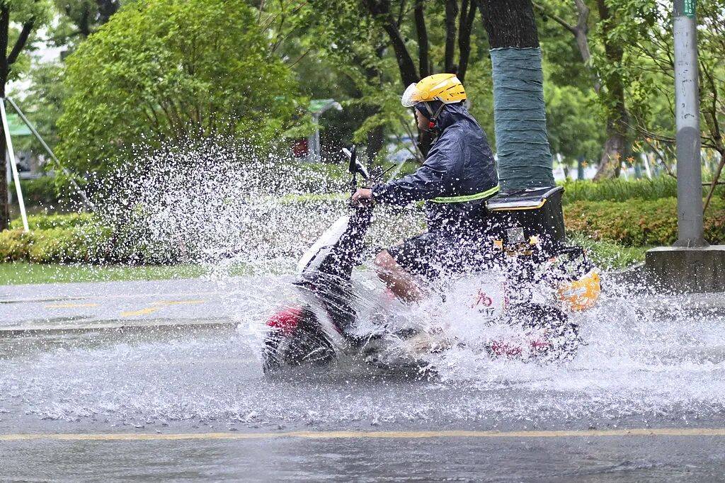 蘇州：快遞員、貨車司機等，颱風期間在崗受傷可獲最高10000元救助金