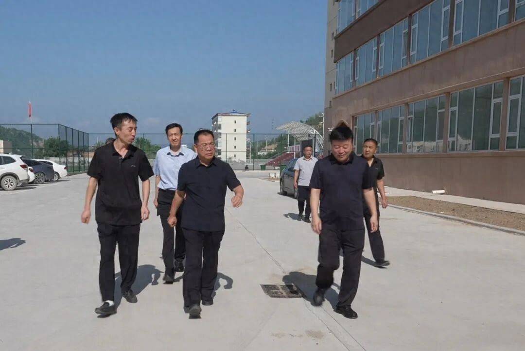 杜侯平在石樓縣職業中學調研