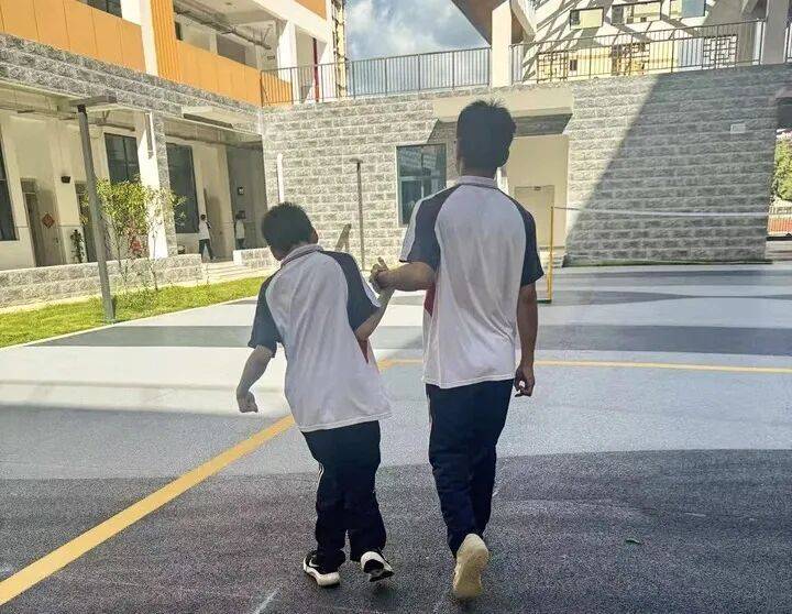 157級臺階，擋不住少年的大學夢！