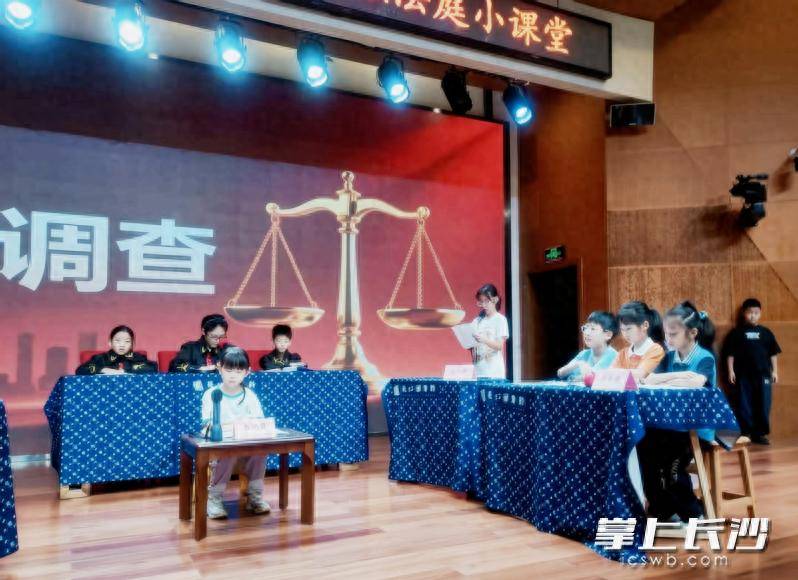 原創圖書館變“法庭” 小學生變身法官“坐堂審案”