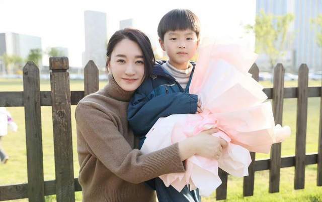 原創李小冉自稱享受獨自生活，11年婚姻被猜疑，此前曾宣佈搬家