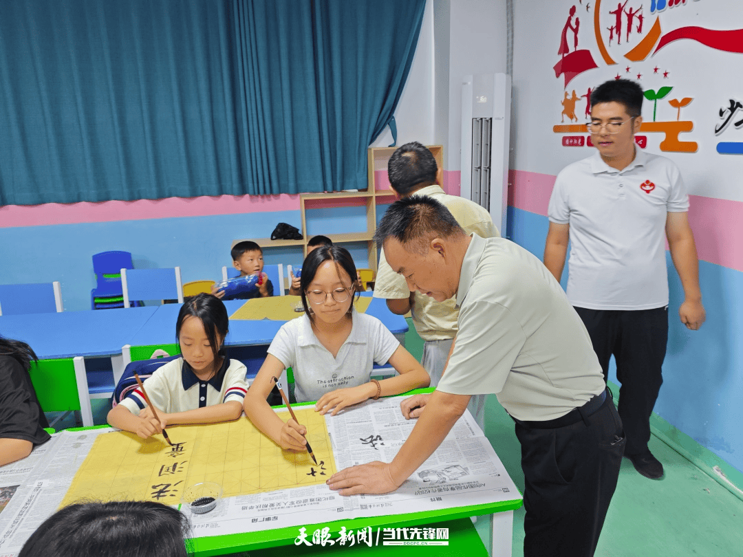 沿河自治縣關工委組織老幹部到紅旗社羣開展暑期學校書法學習活動
