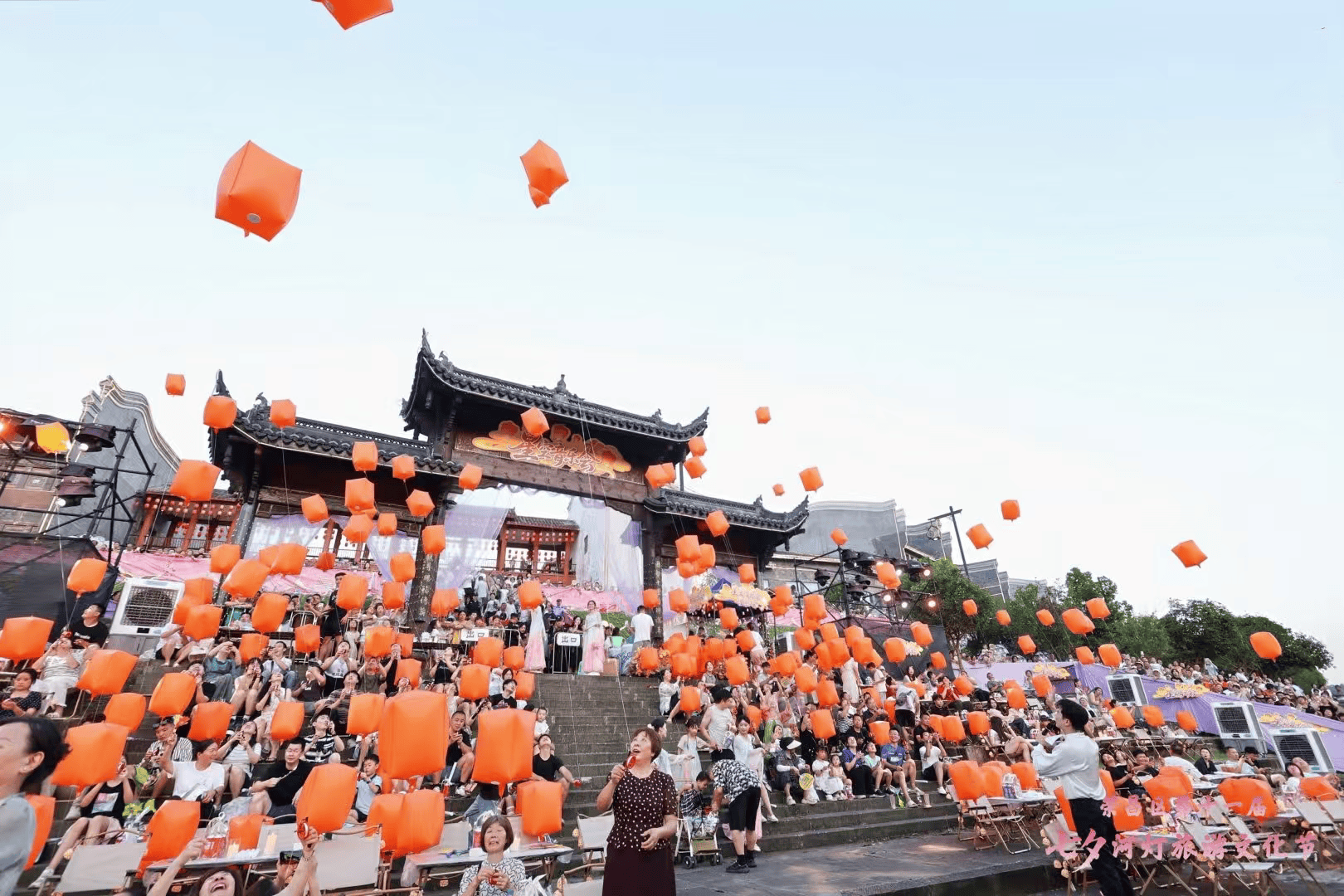 河燈映古鎮，國風醉七夕！榮昌萬靈古鎮七夕河燈旅遊文化節啟幕