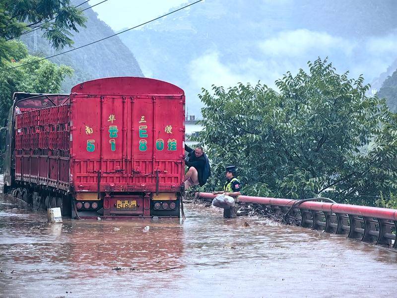雲南怒江：暴雨突襲美麗公路突發泥石流 移民管理警察逆行救援暖民心
