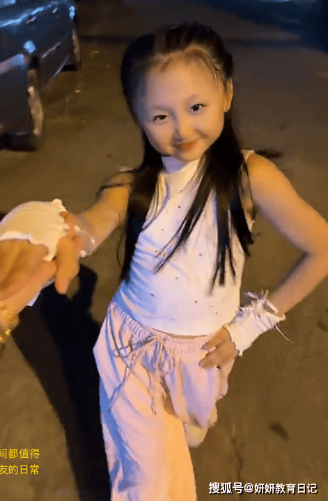 原創“頭睡得這麼扁，她會自卑一輩子”，小學女生影片火了，家長被罵