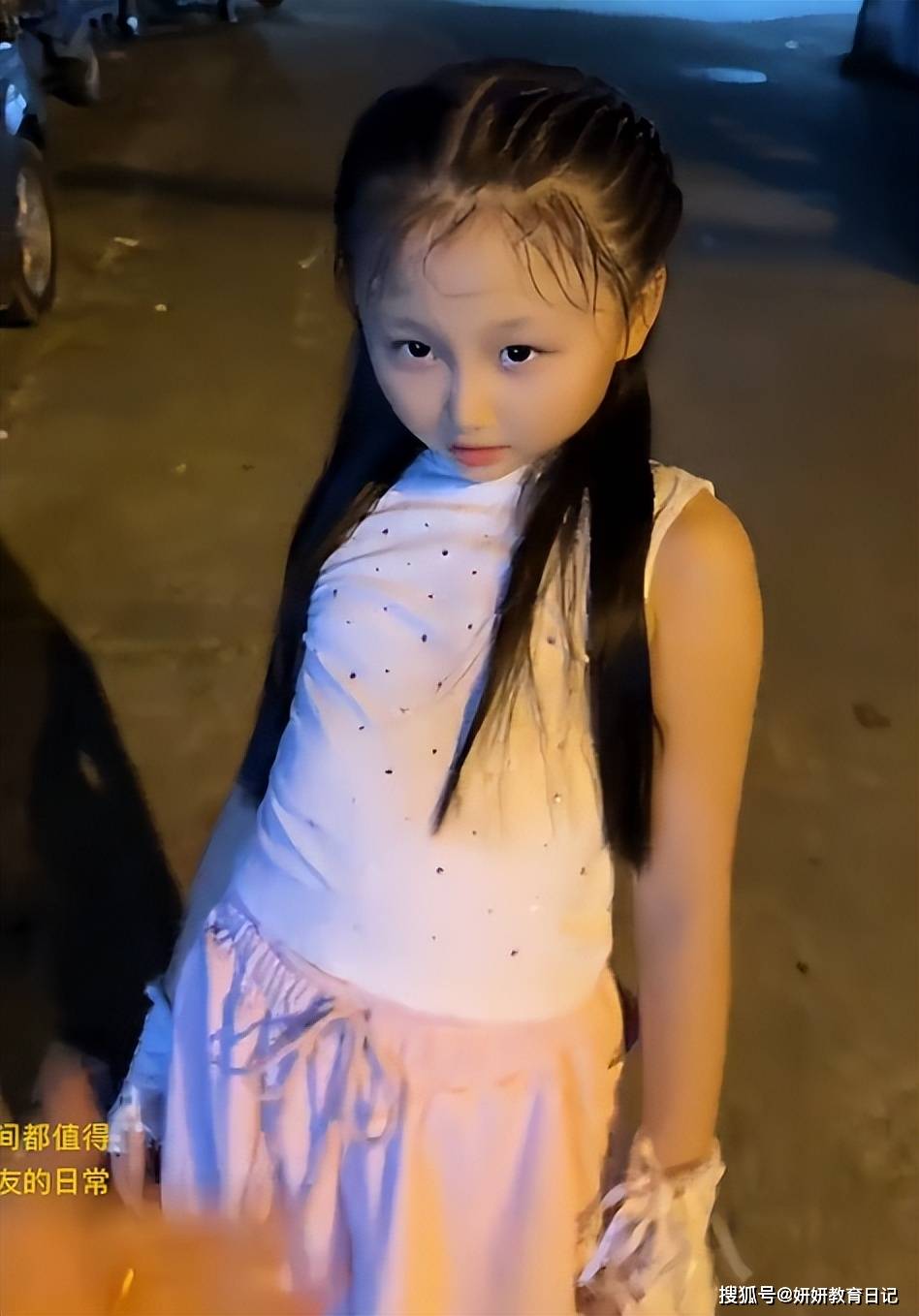 原創“頭睡得這麼扁，她會自卑一輩子”，小學女生影片火了，家長被罵