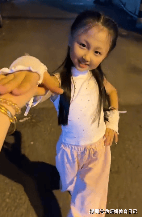 原創“頭睡得這麼扁，她會自卑一輩子”，小學女生影片火了，家長被罵
