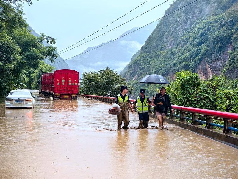 雲南怒江：暴雨突襲美麗公路突發泥石流 移民管理警察逆行救援暖民心