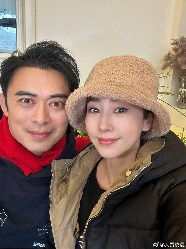 香港知名女星曬恩愛旅遊照，曾每天想50次離婚，大女越長越像她