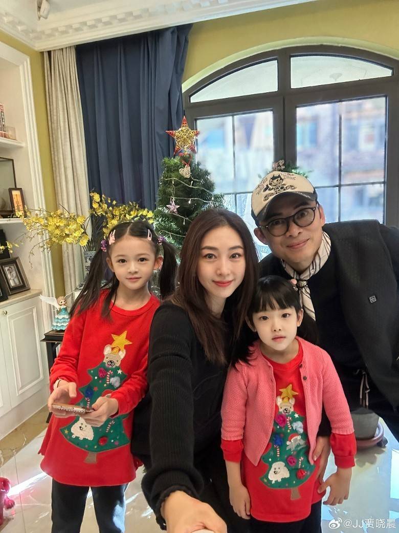 香港知名女星曬恩愛旅遊照，曾每天想50次離婚，大女越長越像她