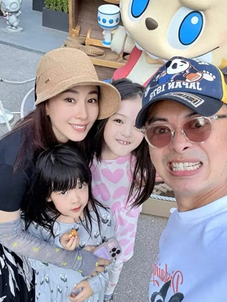 香港知名女星曬恩愛旅遊照，曾每天想50次離婚，大女越長越像她