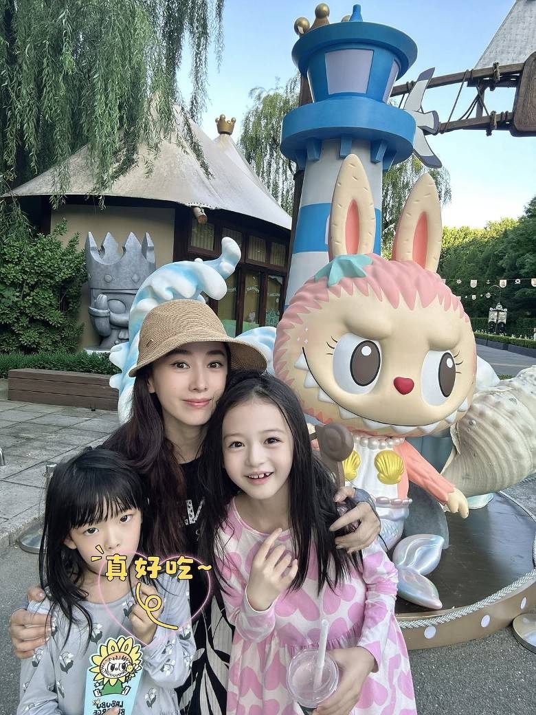 香港知名女星曬恩愛旅遊照，曾每天想50次離婚，大女越長越像她