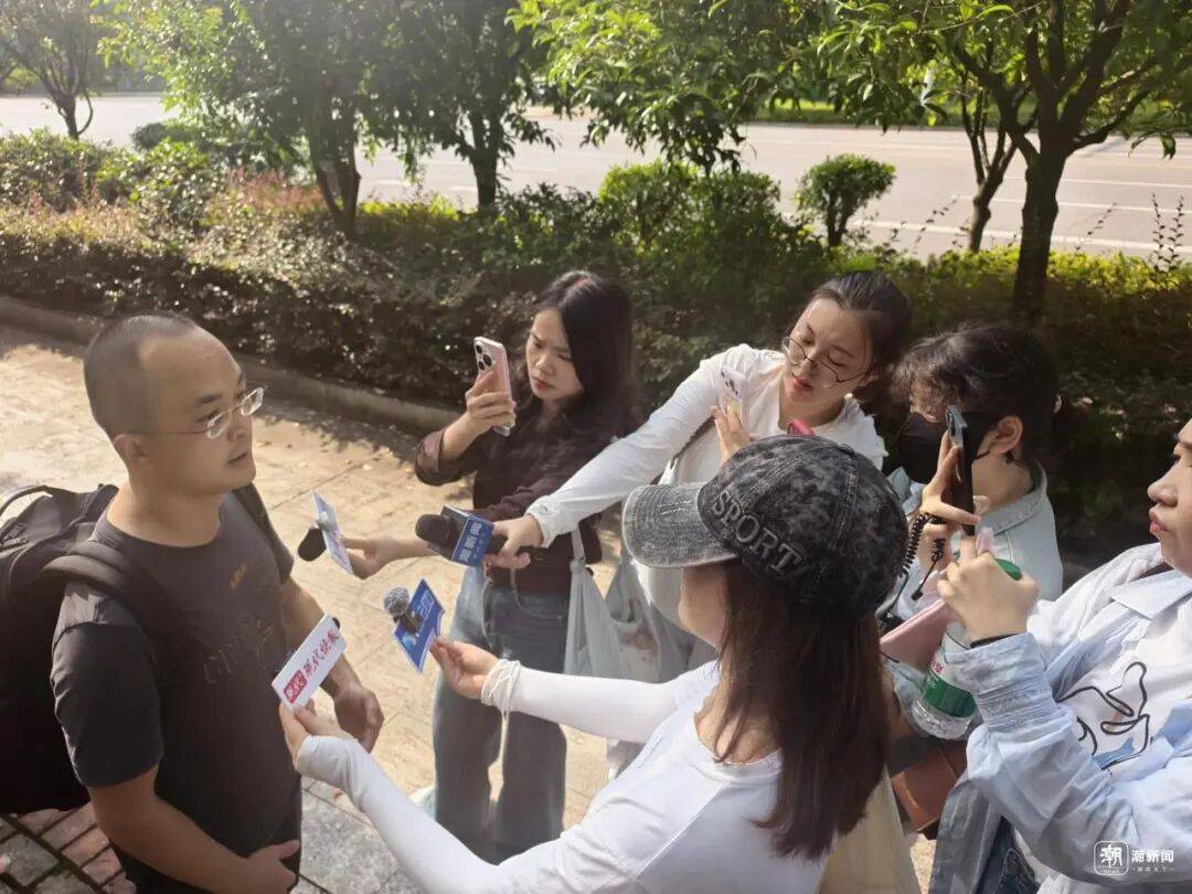 “弟弟舉報哥哥冒名上大學”案今日開庭，母親首次露面，否認哥哥改名換姓：兩人系雙胞胎，分別考取大學，沒有冒名頂替