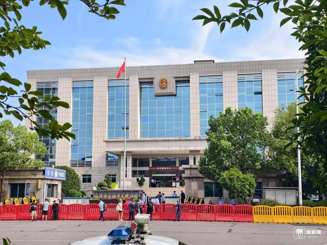 “弟弟舉報哥哥冒名上大學”案今日開庭，母親首次露面，否認哥哥改名換姓：兩人系雙胞胎，分別考取大學，沒有冒名頂替