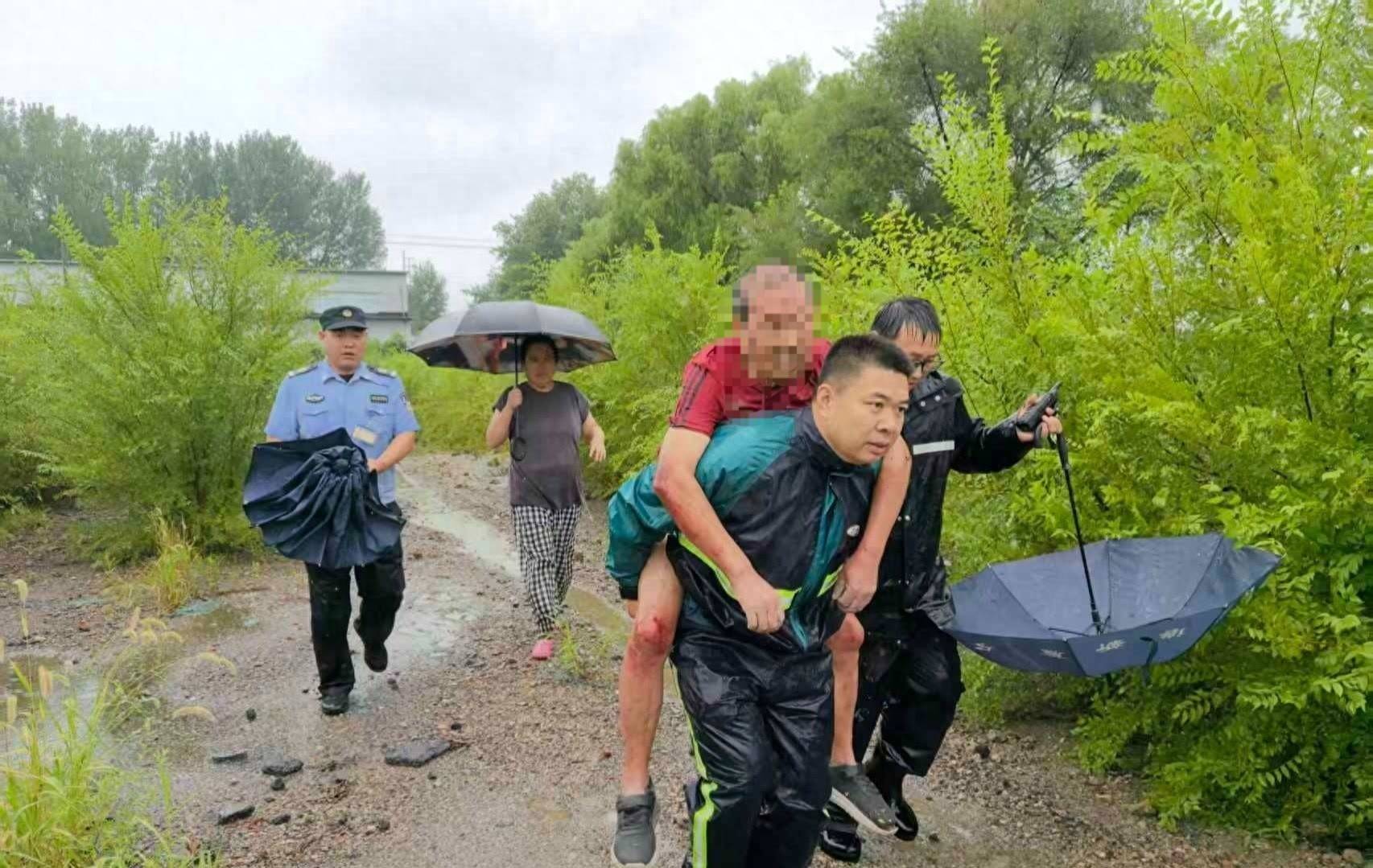 快遞小哥暴雨天參與尋人，荒溝泥水裡背出走失老人