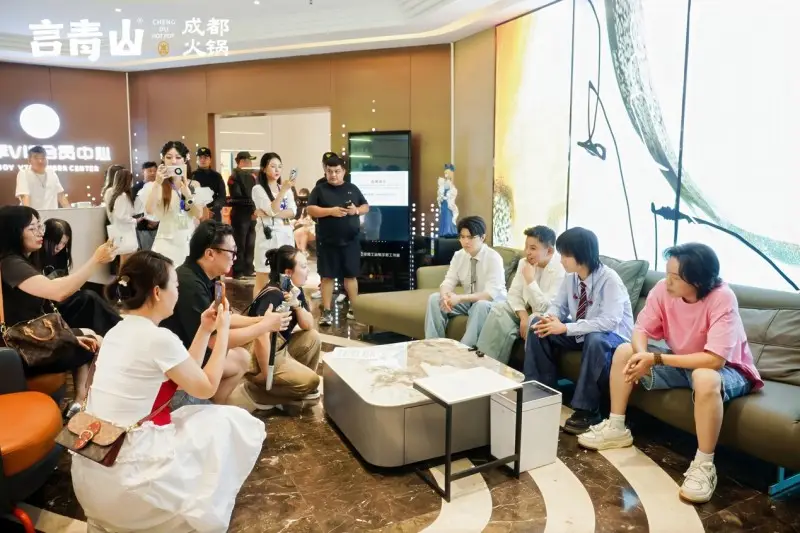 水木年華助陣言青山烏魯木齊首店開業音樂美食共話蓉烏情緣