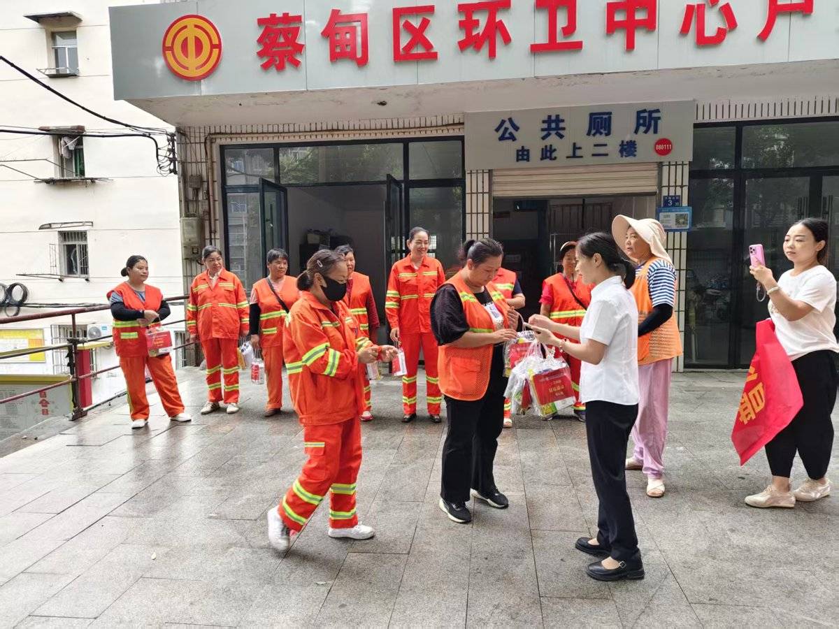 夏日送清涼，工行蔡甸支行走訪慰問城市“美容師”