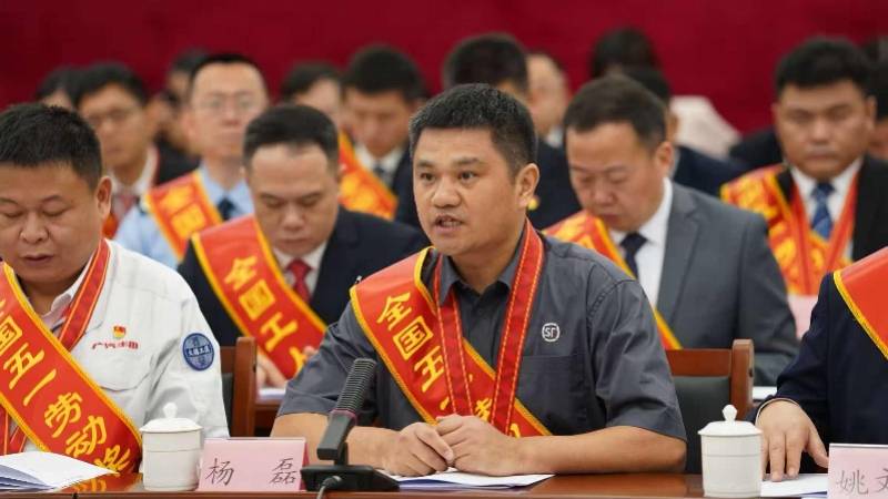 深圳快遞小哥摘全國五一勞動獎章！46歲決定重返校園讀本科