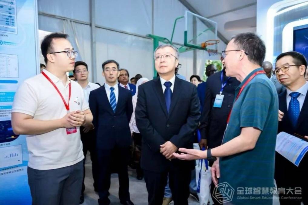 教育部副部長調研重慶市渝中區教育數字化成果