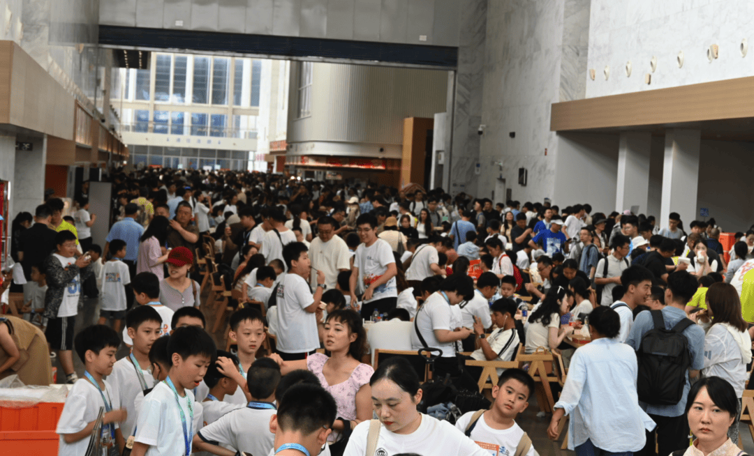 北京世界機器人大會哪來這麼多小學生…